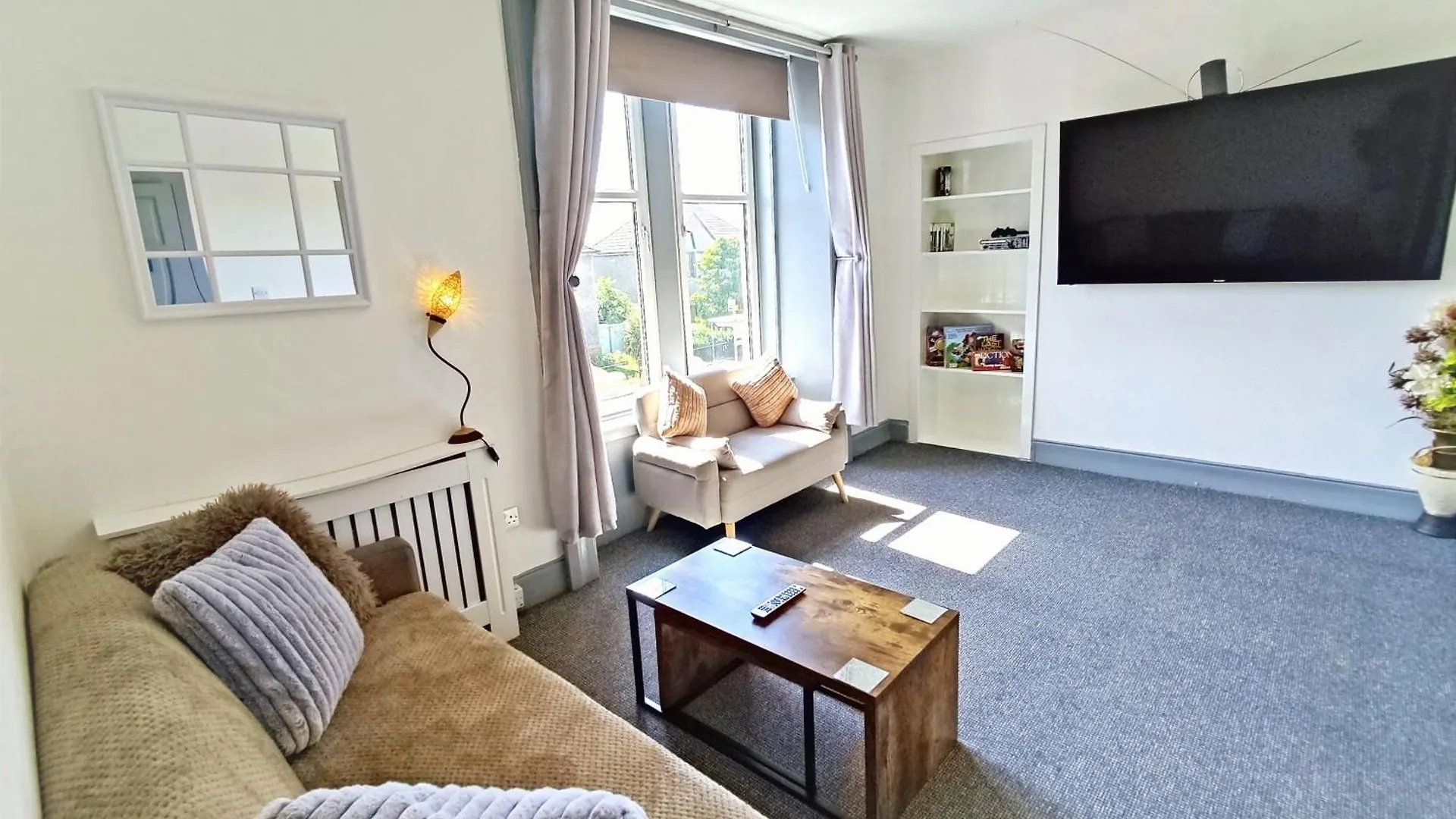Dundee Football Stadium Apartment - 2 Bedrooms - Free Street Parking - Wifi - Large Screen Tv In All Bedrooms - Fully Equipped 0*,