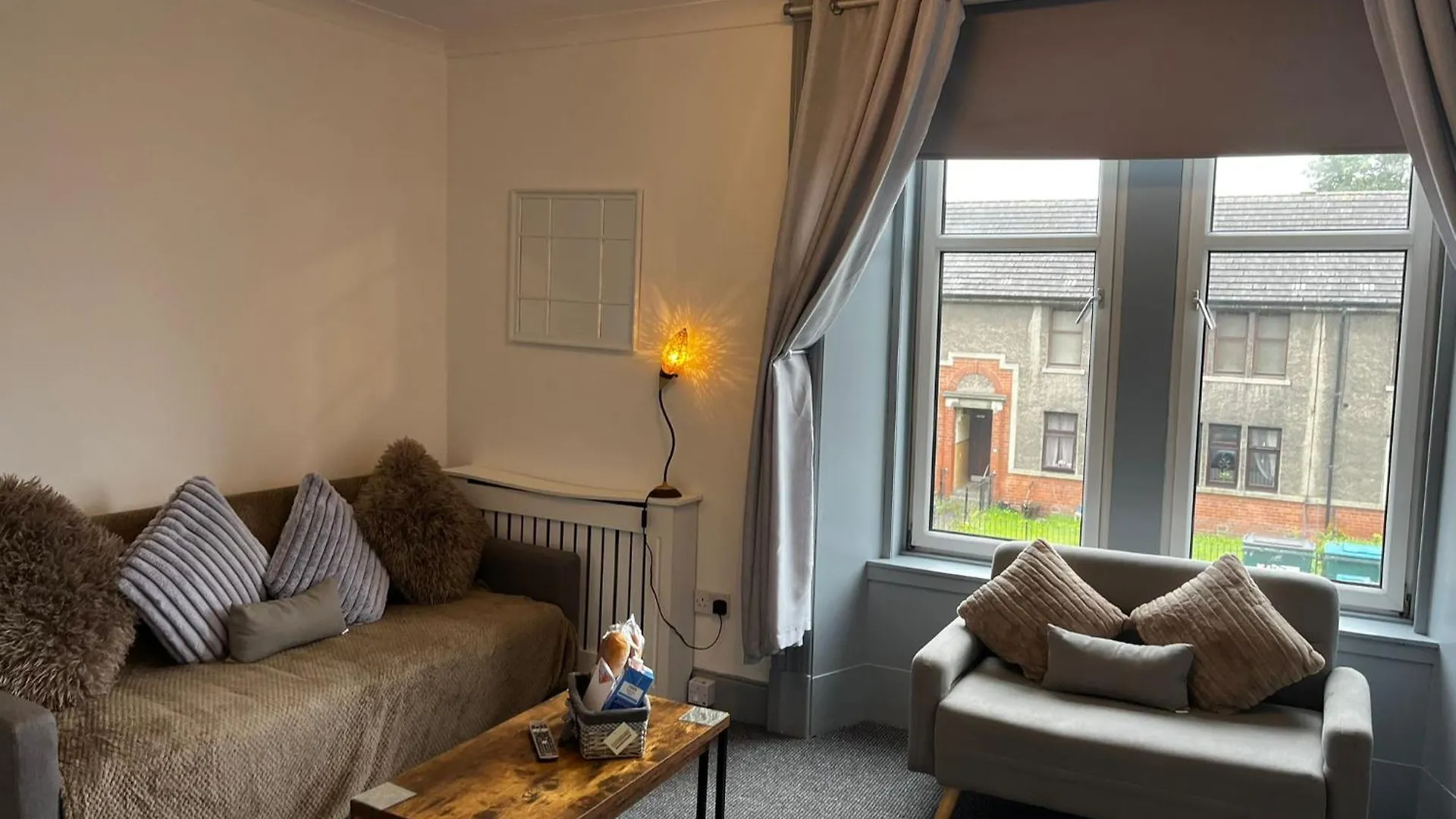 Dundee Football Stadium Apartment - 2 Bedrooms - Free Street Parking - Wifi - Large Screen Tv In All Bedrooms - Fully Equipped