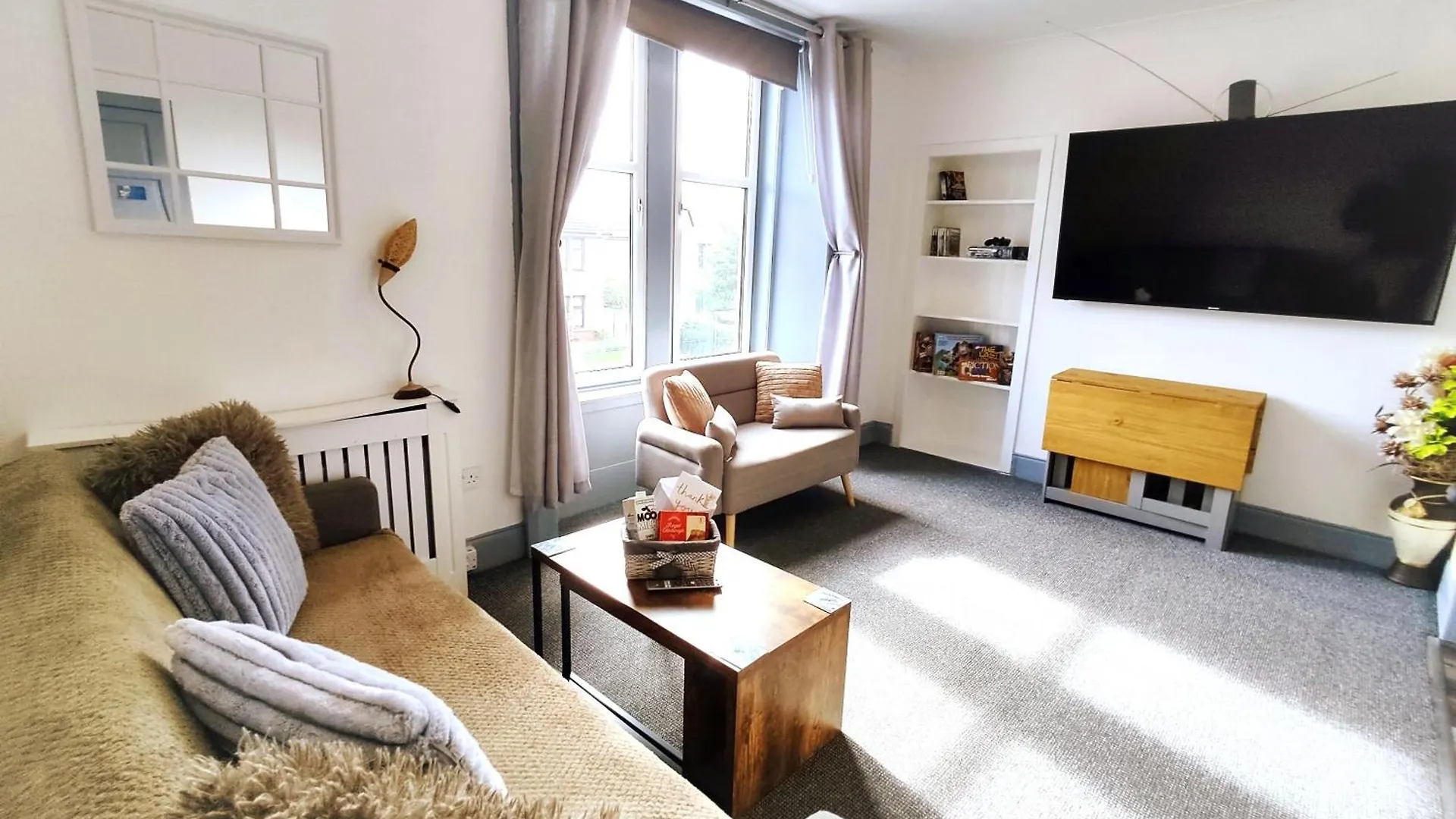 Dundee Football Stadium Apartment - 2 Bedrooms - Free Street Parking - Wifi - Large Screen Tv In All Bedrooms - Fully Equipped 0*,  United Kingdom