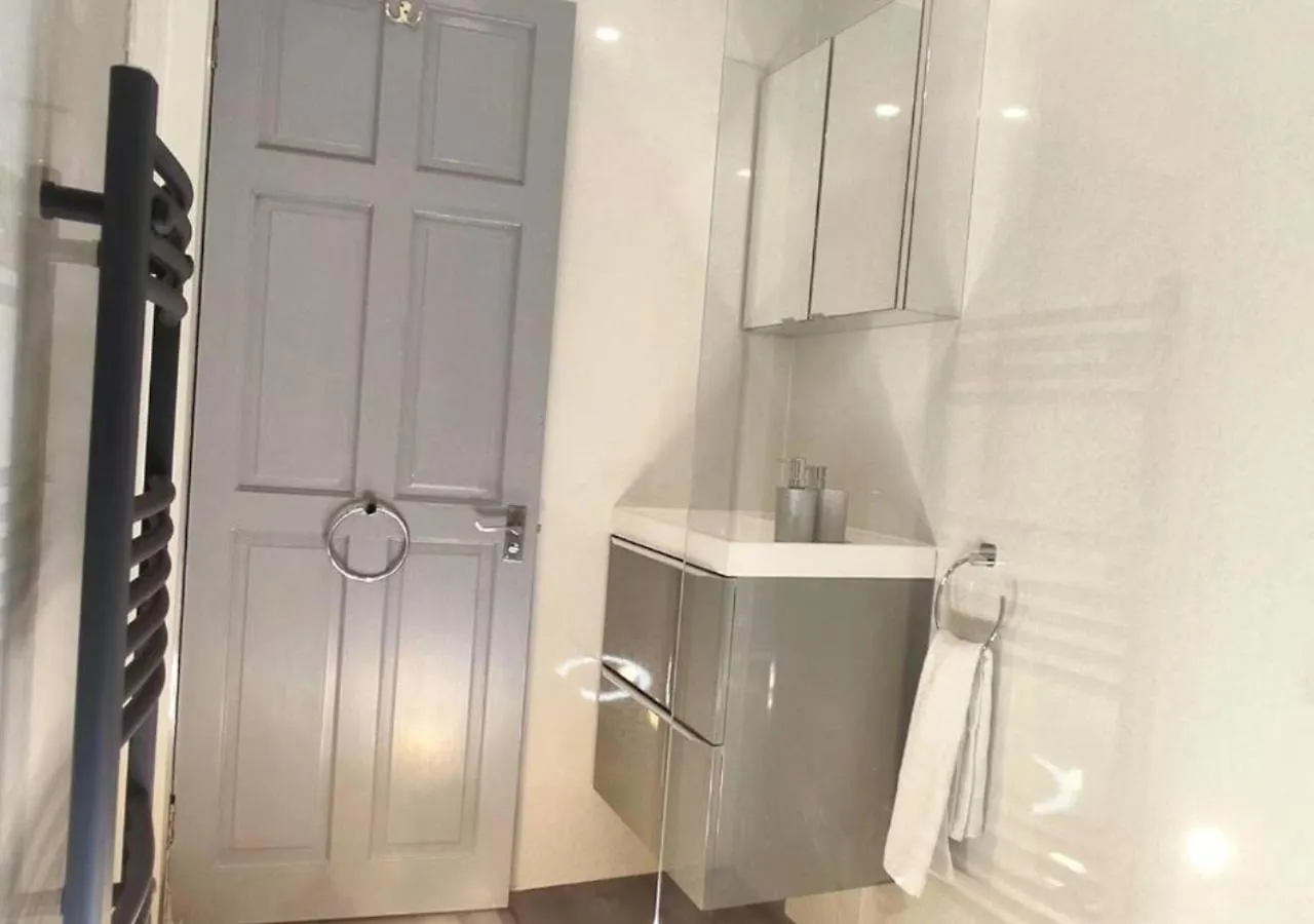 Dundee Football Stadium Apartment - 2 Bedrooms - Free Street Parking - Wifi - Large Screen Tv In All Bedrooms - Fully Equipped United Kingdom
