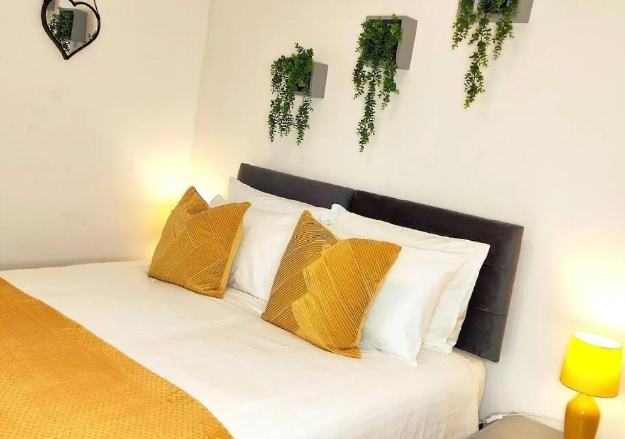 Dundee Football Stadium Apartment - 2 Bedrooms - Free Street Parking - Wifi - Large Screen Tv In All Bedrooms - Fully Equipped