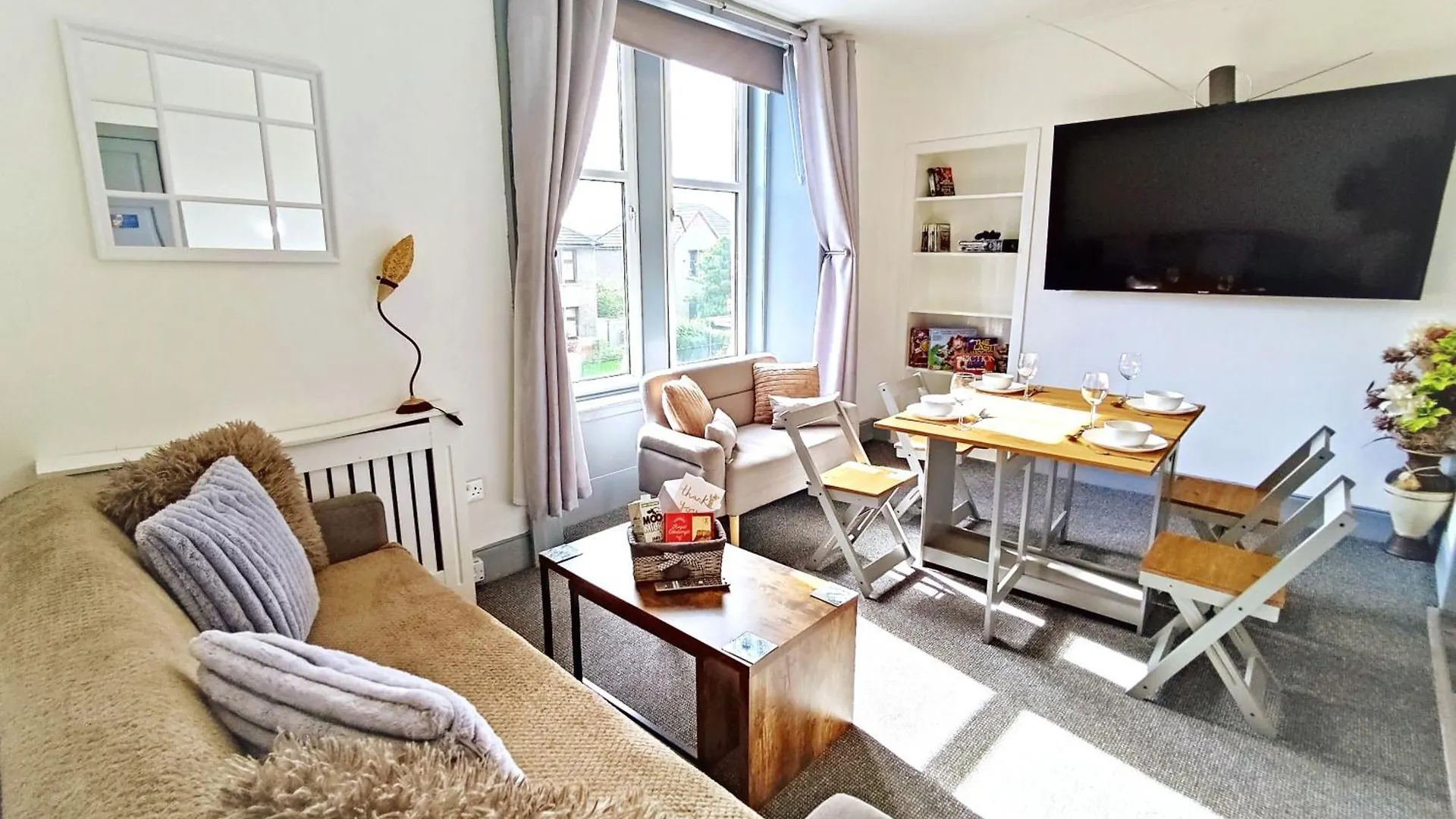 Dundee Football Stadium Apartment - 2 Bedrooms - Free Street Parking - Wifi - Large Screen Tv In All Bedrooms - Fully Equipped