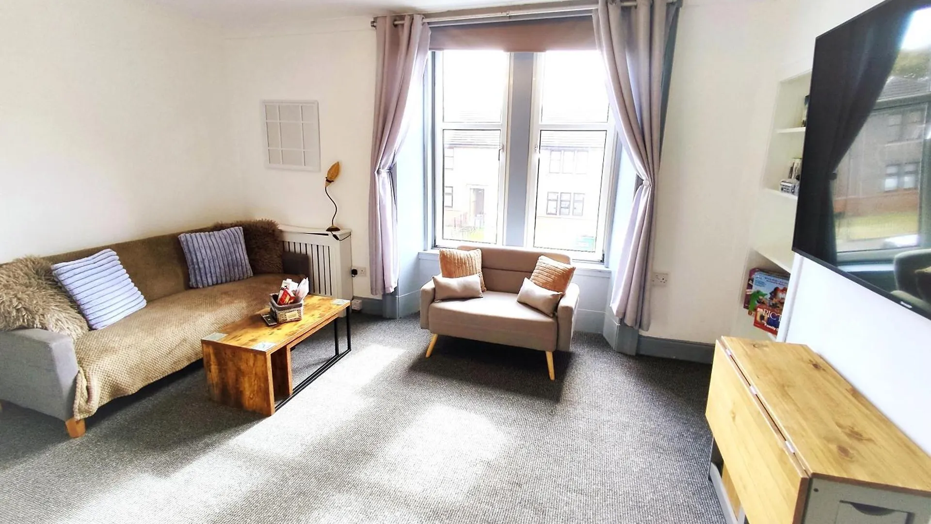 Dundee Football Stadium Apartment - 2 Bedrooms - Free Street Parking - Wifi - Large Screen Tv In All Bedrooms - Fully Equipped