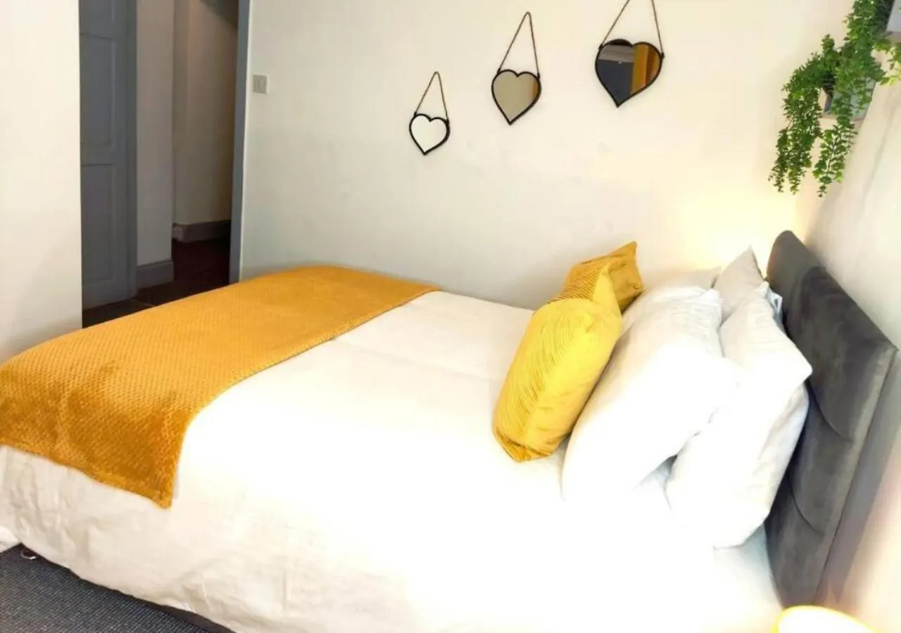 Dundee Football Stadium Apartment - 2 Bedrooms - Free Street Parking - Wifi - Large Screen Tv In All Bedrooms - Fully Equipped 0*,